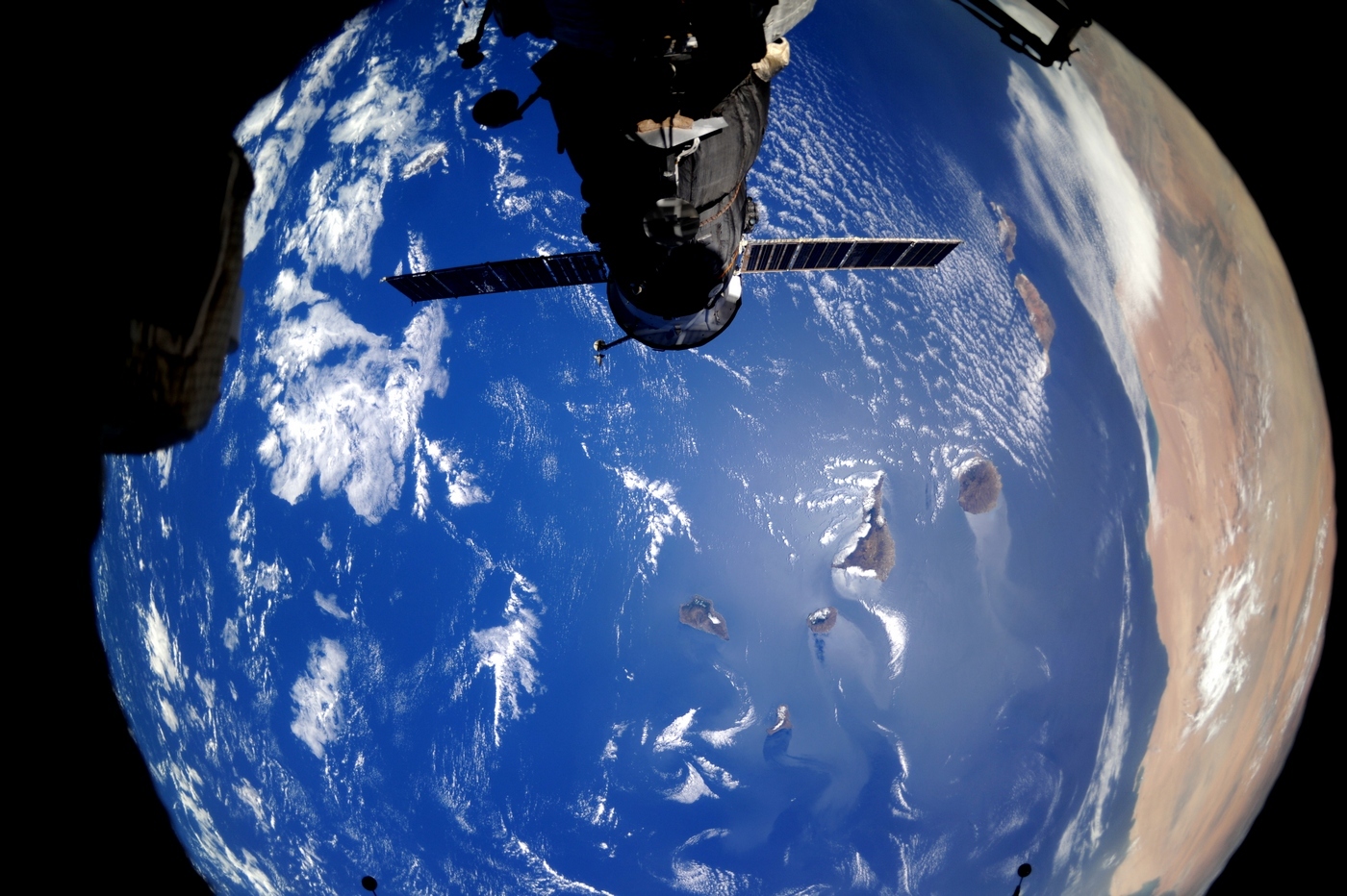 Российские космонавты засняли красивейшие виды с высоты МКС, Канарские острова