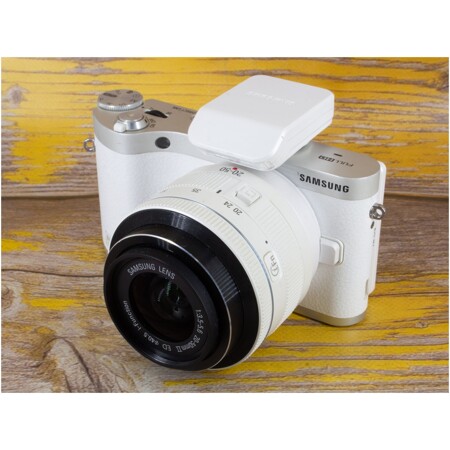 Samsung NX300 Kit, белый (Б/У). Хорошее состояние. Реальные фотографии. В комплекте: камера и объектив. Коробки нет. Зарядка от USB: характеристики и цены