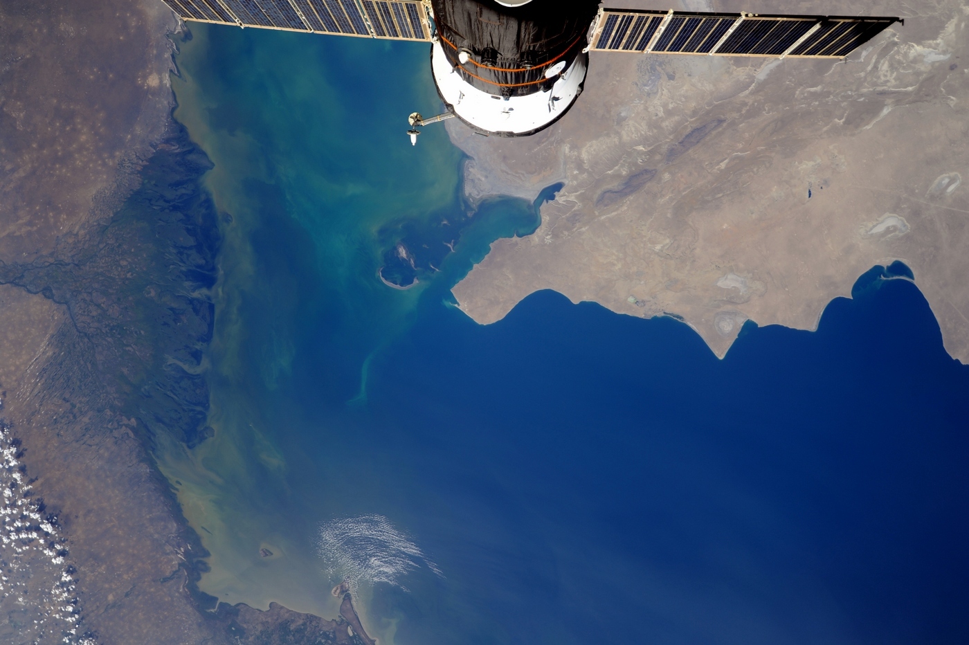 Российские космонавты засняли красивейшие виды с высоты МКС, Каспийское море