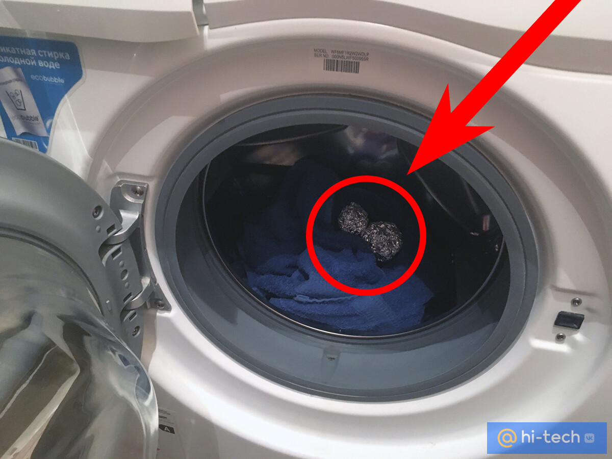 Почему появляется вода в стиральной. Внутренности стиральной машины. Носок в стиральной машине. Внутри стиральной машинки шарик. Пенообразование в стиральной машине.