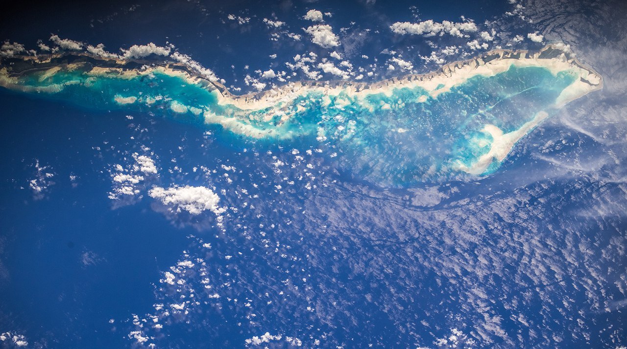 Российские космонавты засняли красивейшие виды с высоты МКС, Атолл Табитеуэа в южной части архипелага Гилберта в Тихом океане представляет собой группу из 10 островов