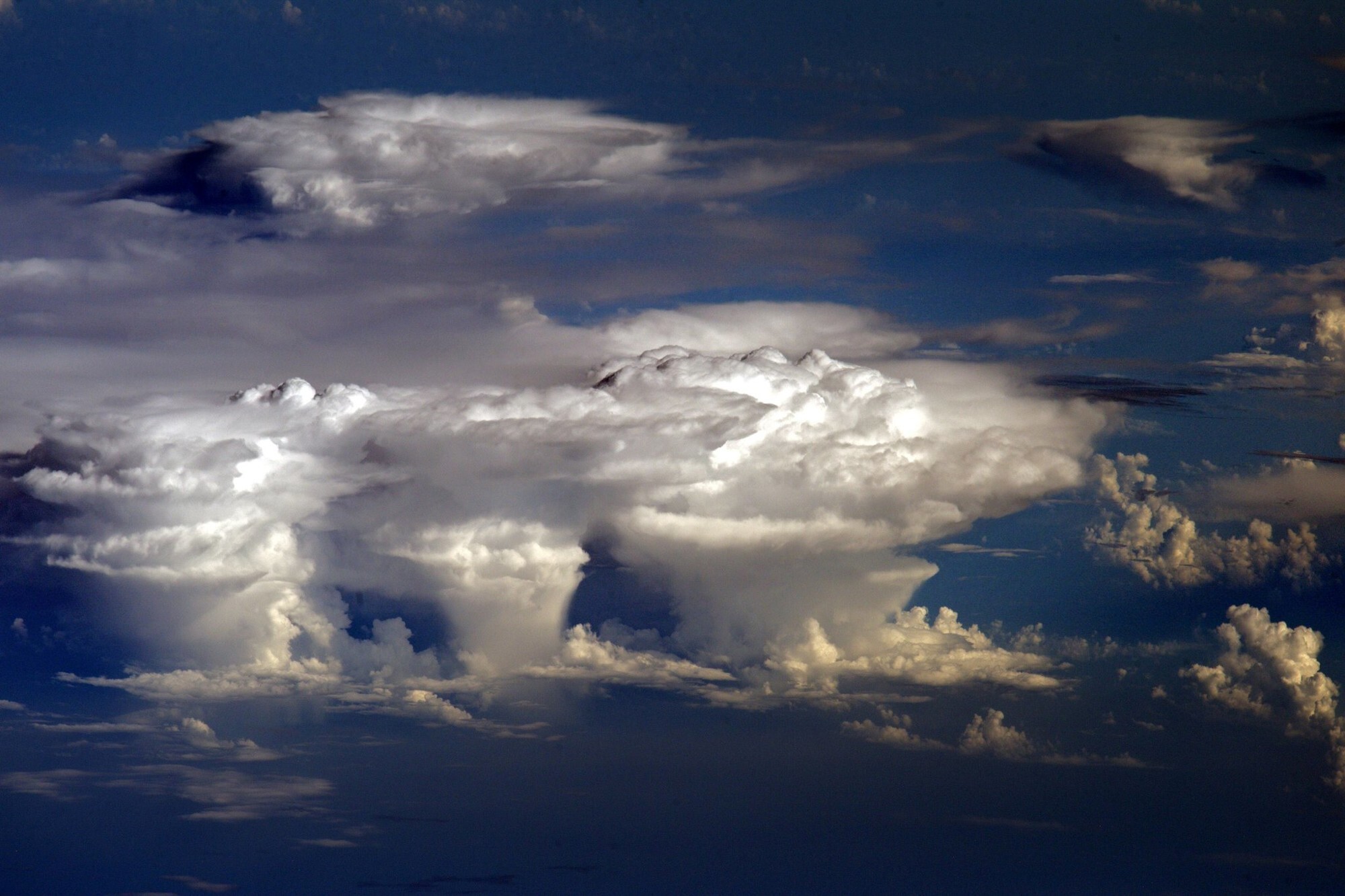 Сон видеть тучи. Облака из космоса. Облака растут. Облака над Алтаем. Вид над облаками.