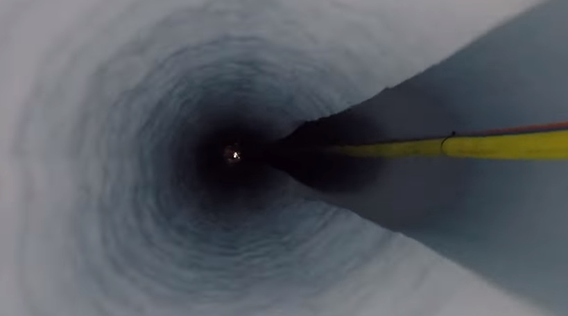 Огромные дыры жены. Огромная дыра в Антарктиде. Огромная чёрная дыра в Антарктиде. Гигантская дыра в Антарктиде. Воронка в Антарктиде.