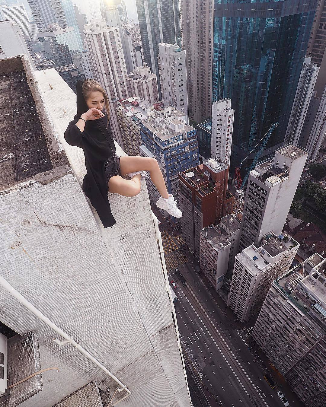 Покажи людей которые скачанные. Девушка на небоскребе. Интересные селфи девушек.