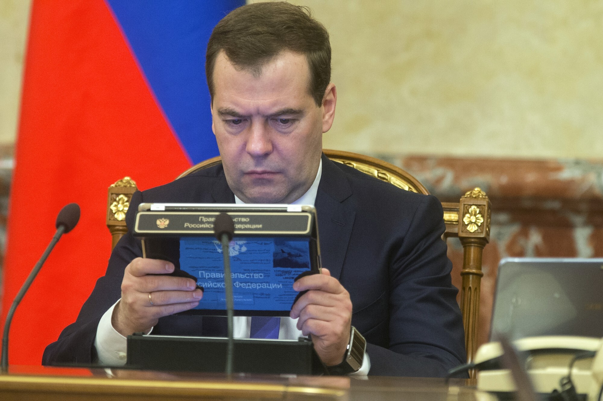 Медведев показал карту россии. Медведев с айпадом.