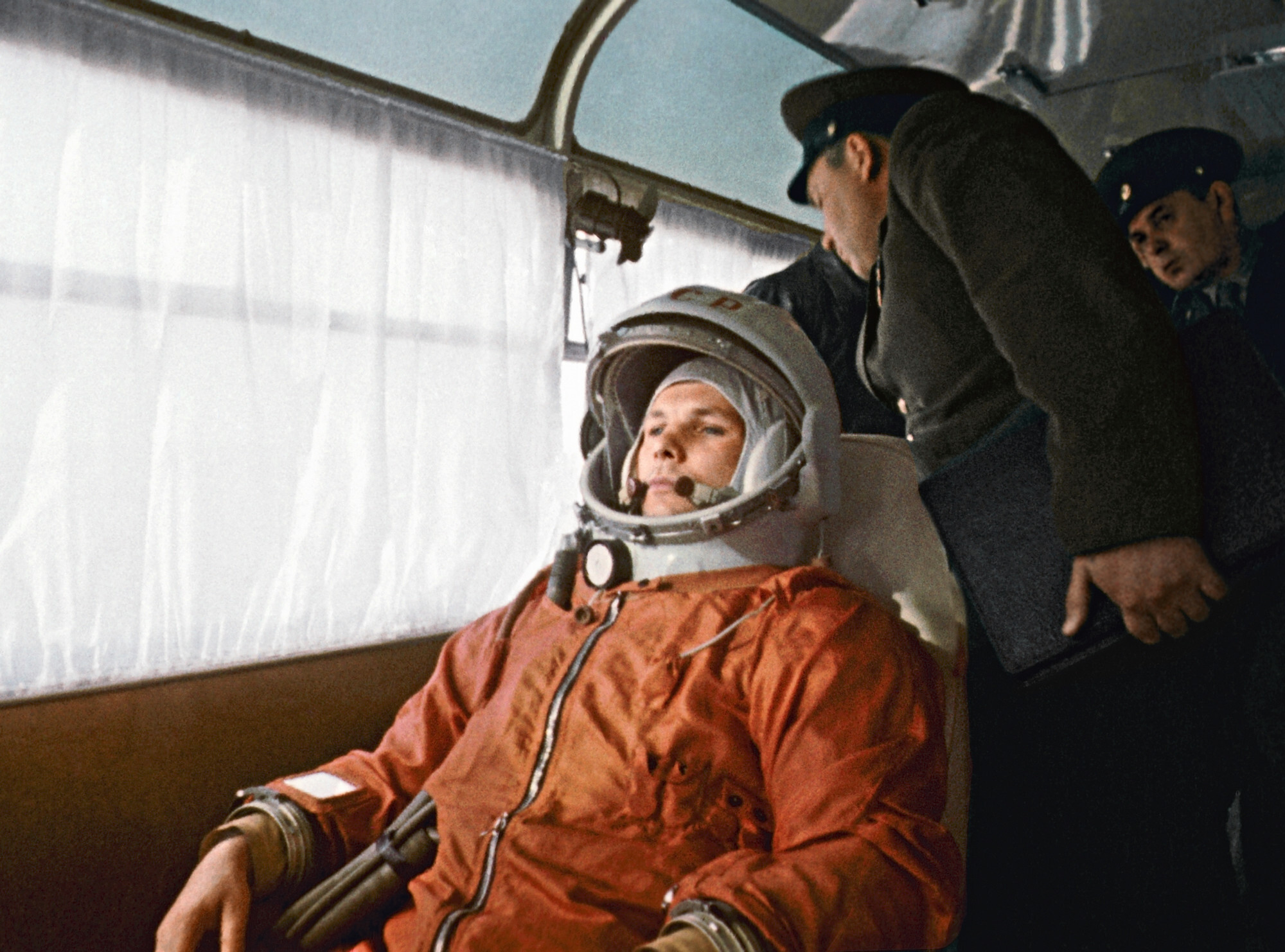 Полет юрия гагарина в космос видео. Космонавт 1961 Гагарин. Полёт Юрия Гагарина в космос 1961.