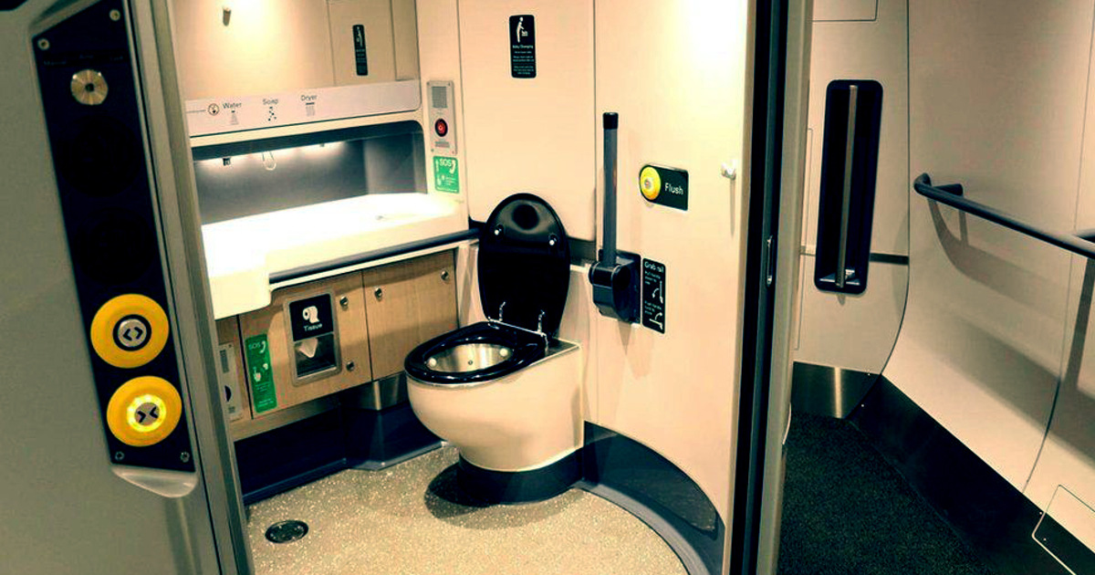 Биотуалет в вагоне поезда. Туалет в поезде. Биотуалет в поезде. Биотуалет в Локомотиве. Биотуалеты в вагонах.